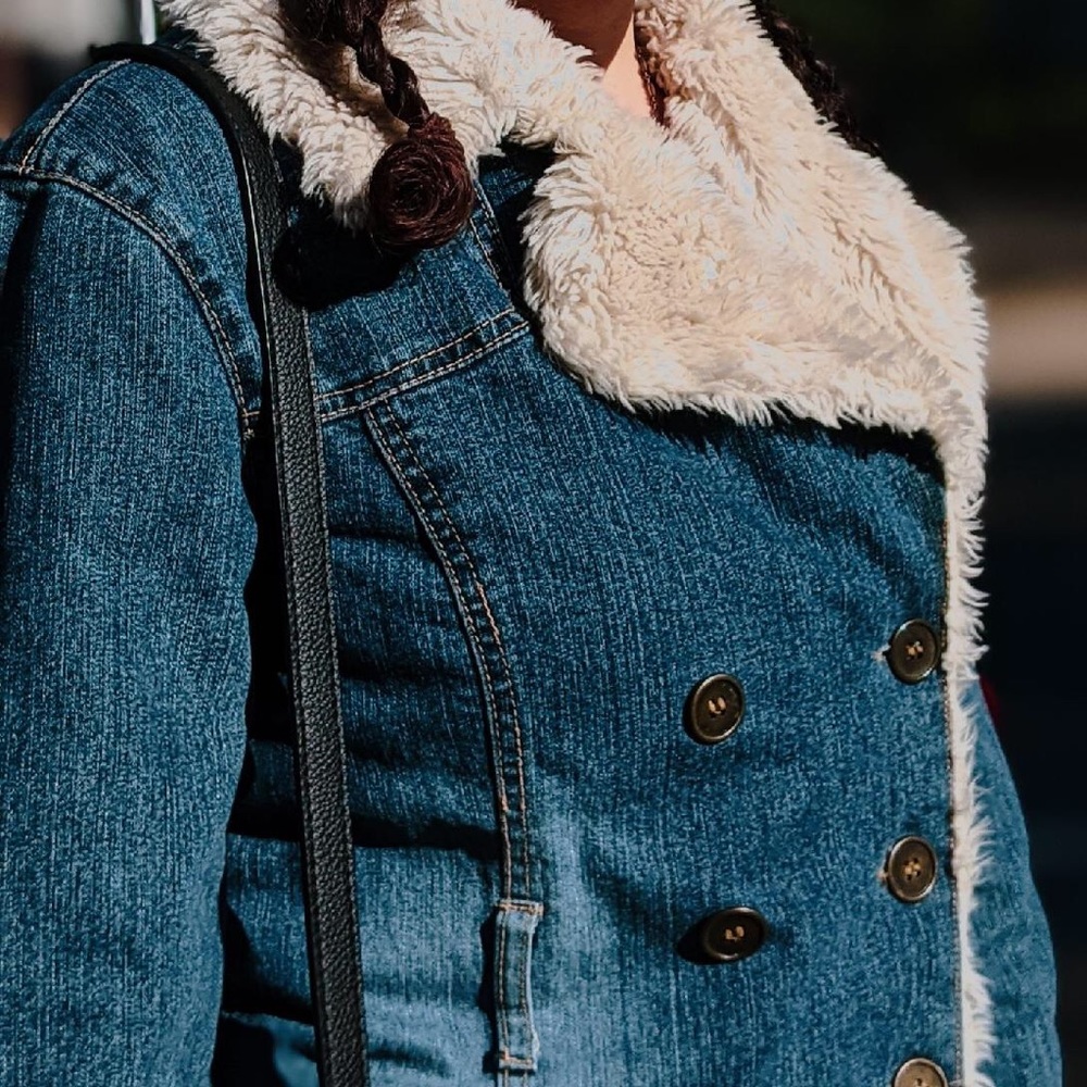 SOLD✨ 2xHP ✨ FINAL PRICE—Boutique fur detail jean jacket - Picture 1 of 7